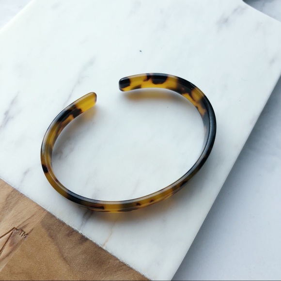 One piece - Brown Tortoise Resin Cuff Bracelet - Picture 7 of 8